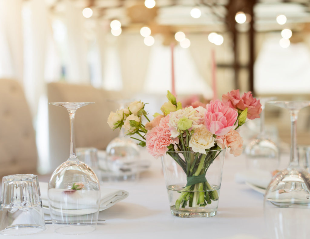 Blumen, Deko und Tischgedeck für eine schöne Feier der Silberhochzeit